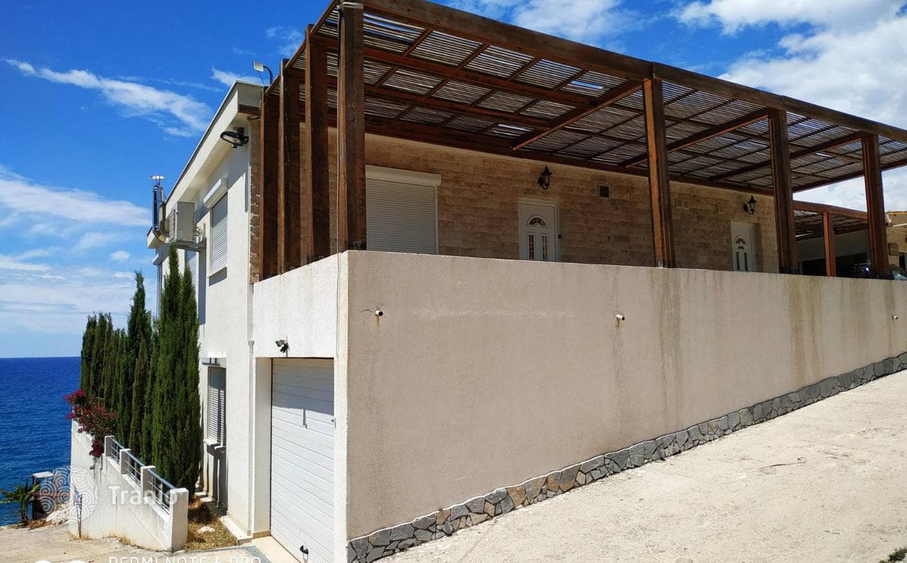 2-Bedroom Beachfront Duplex Apartment in Uteh, Bar