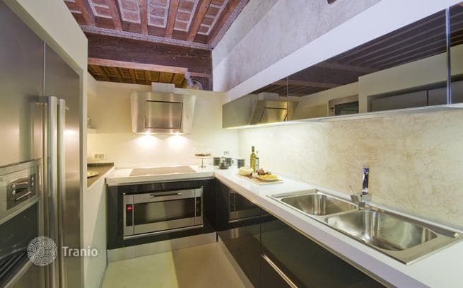 3-Bedroom Apartment in Historic Palazzo in Florence City Center