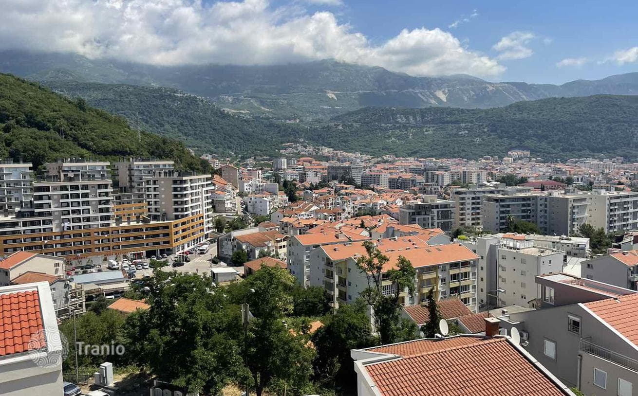1-Bedroom Apartment with Balcony and Sea View in Budva, photo 2