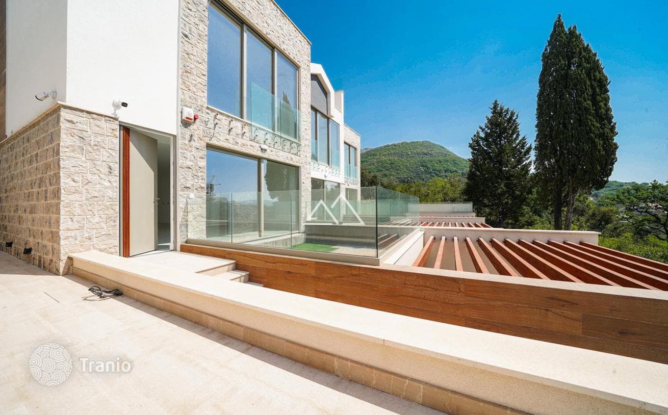 2-Bedroom Townhouse with Private Pool and Garage in Tivat