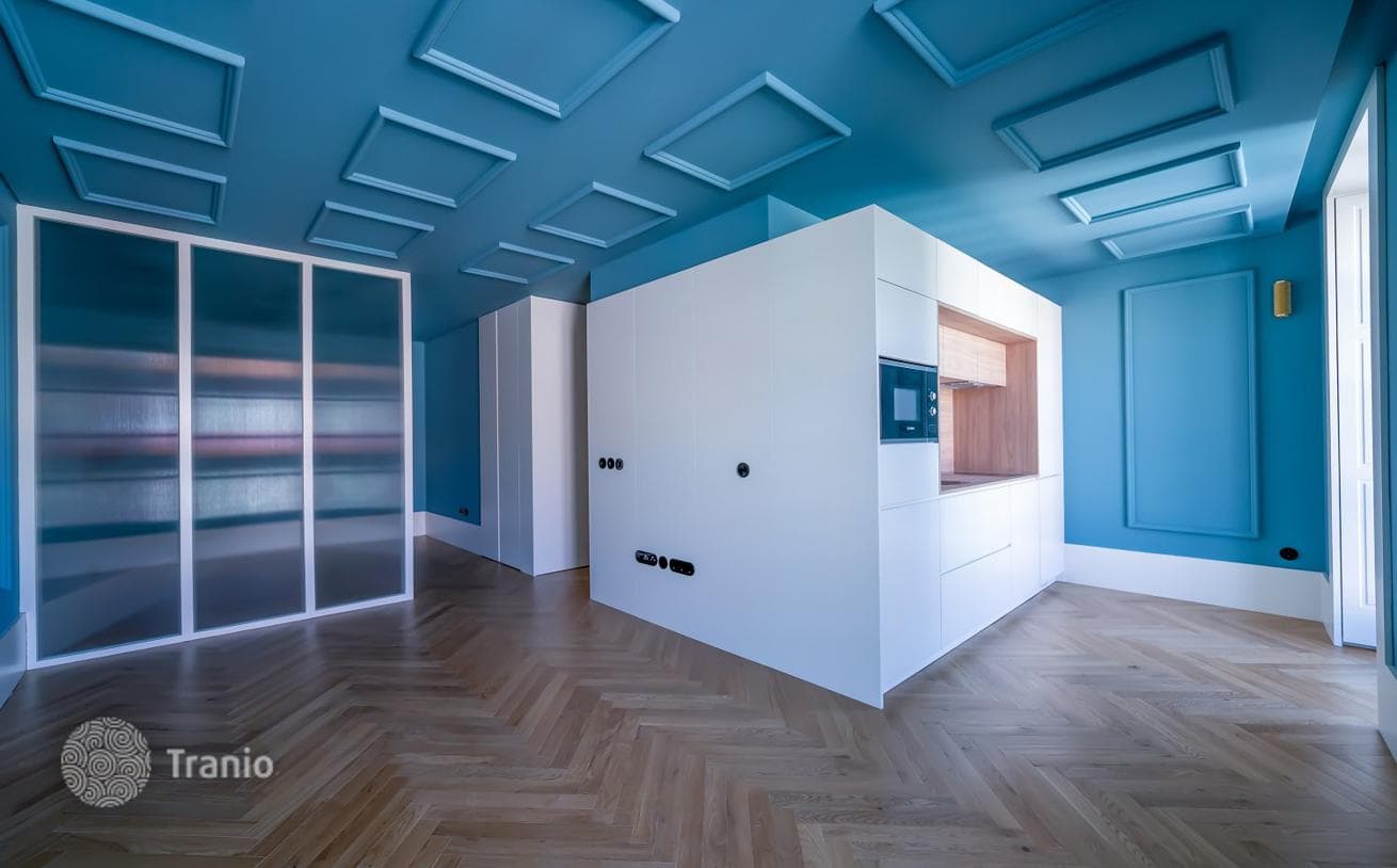 Apartment with Square View in Historic Building, Porto, photo 2