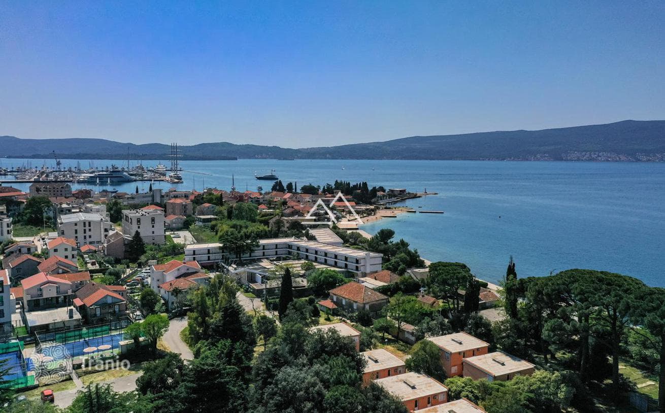 2-Bedroom Townhouse with Garage in Tivat