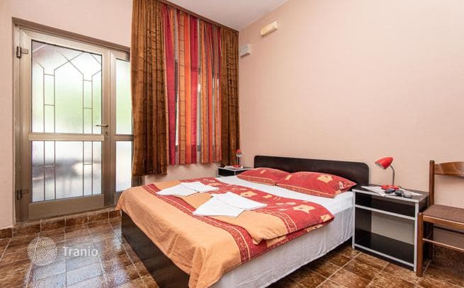 3-Bedroom House with Apartments 400 m from the Beach in Sutomoré, Bar, photo 5