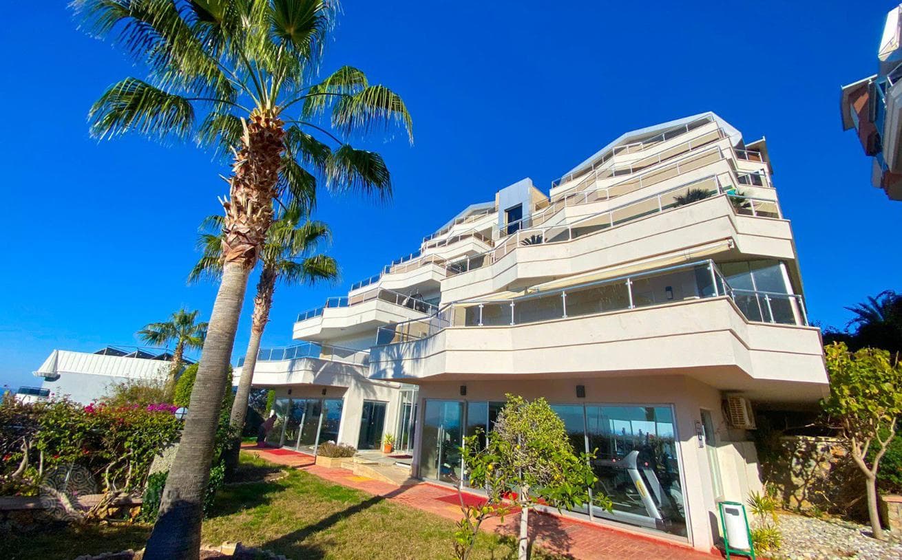 4-Bedroom Apartment with Sea View in Alanya