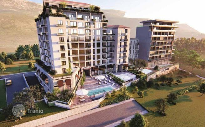 Apartment with Shared Pool 50 m from the Sea in Becici