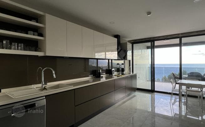 4+1 Beachfront Apartment in Konyaalti, Antalya