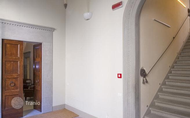 3-Bedroom Apartment in Historic Palazzo in Florence City Center, photo 2