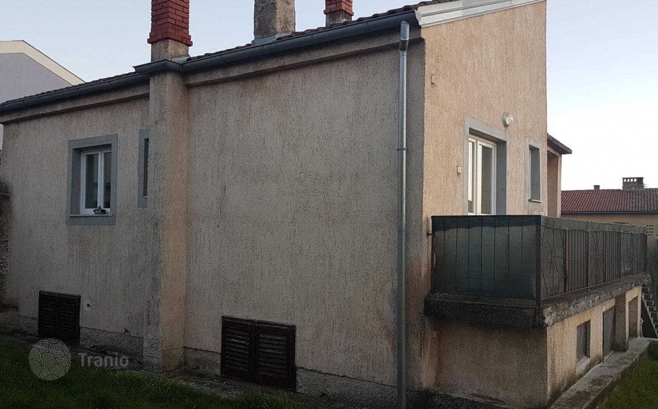 House with Two Apartments and Large Garden in Pula, photo 2