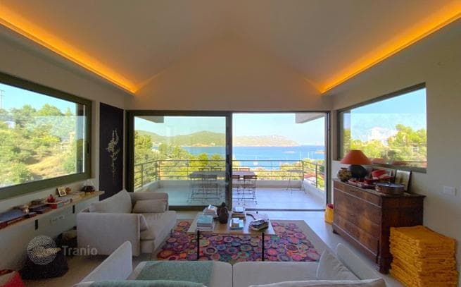 3-Bedroom Villa with Private Pool and Guest Studios in Galatás, Peloponnese, photo 5