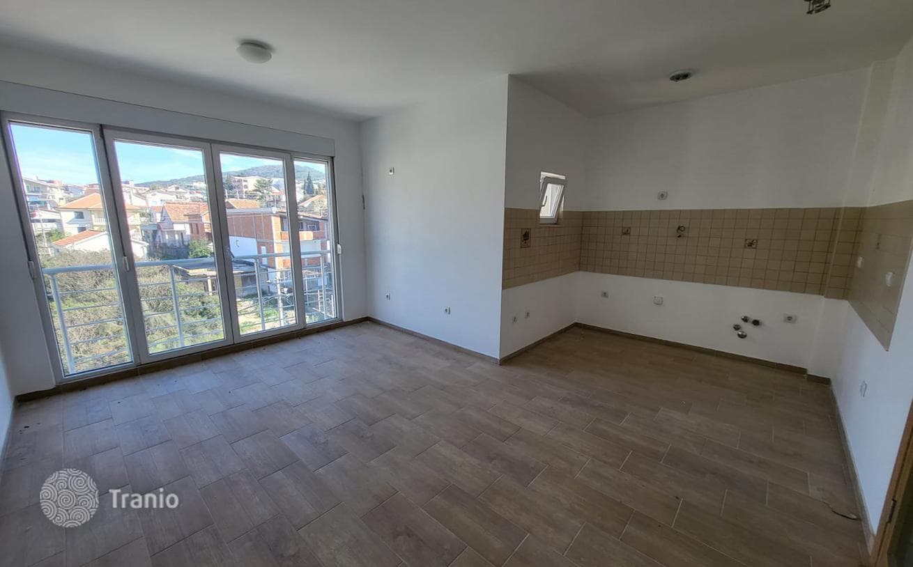 1-Bedroom Apartment with Mountain View in Dobrota, photo 3