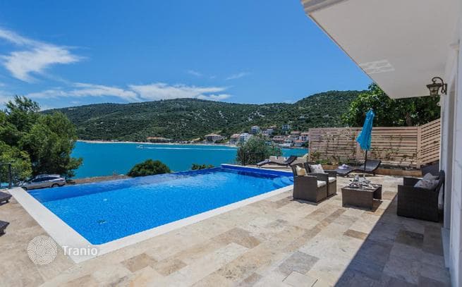 4-Bedroom Beachfront Villa with Private Pool in Trogir, photo 2
