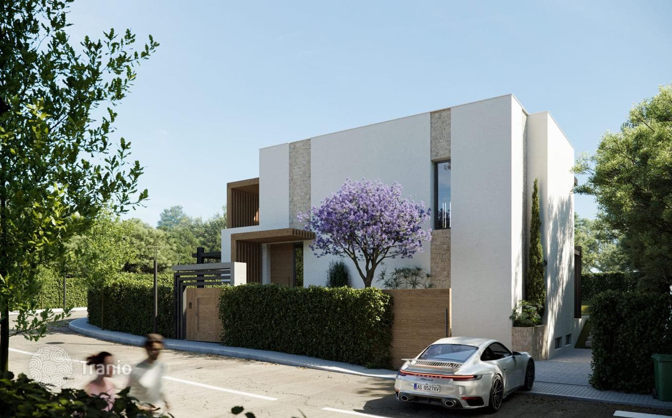 Villa with Land Plot Near Golf Club and Beach in Marbella