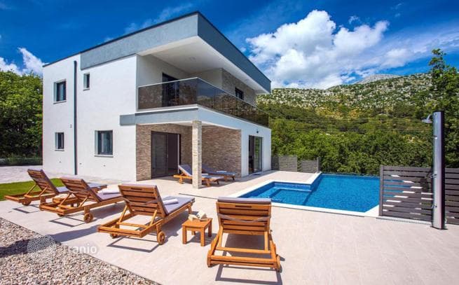 3-Bedroom Villa in Omis, Dalmatia