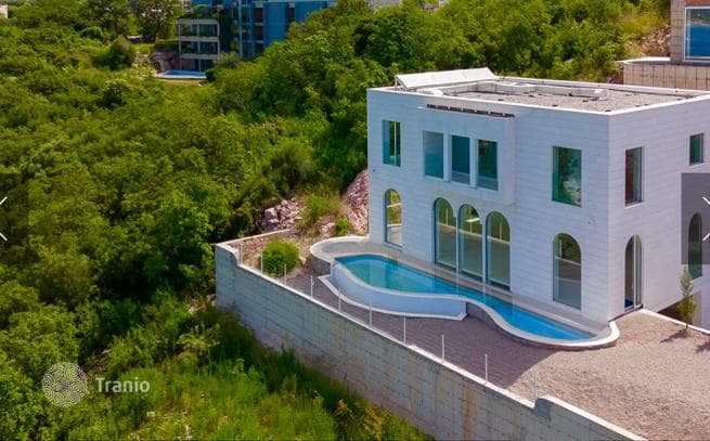 4-Bedroom Villa with Private Pool in Kameno, Budva