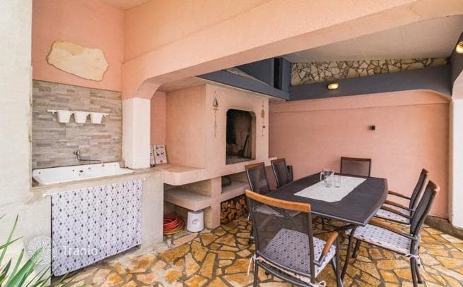 2-Bedroom House with Private Pool in Pula