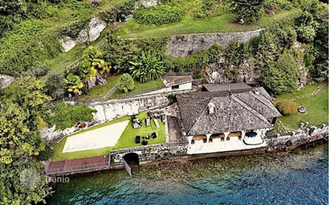Waterfront Villa with Private Dock and Pool on Lake Como, Lombardy, photo 3