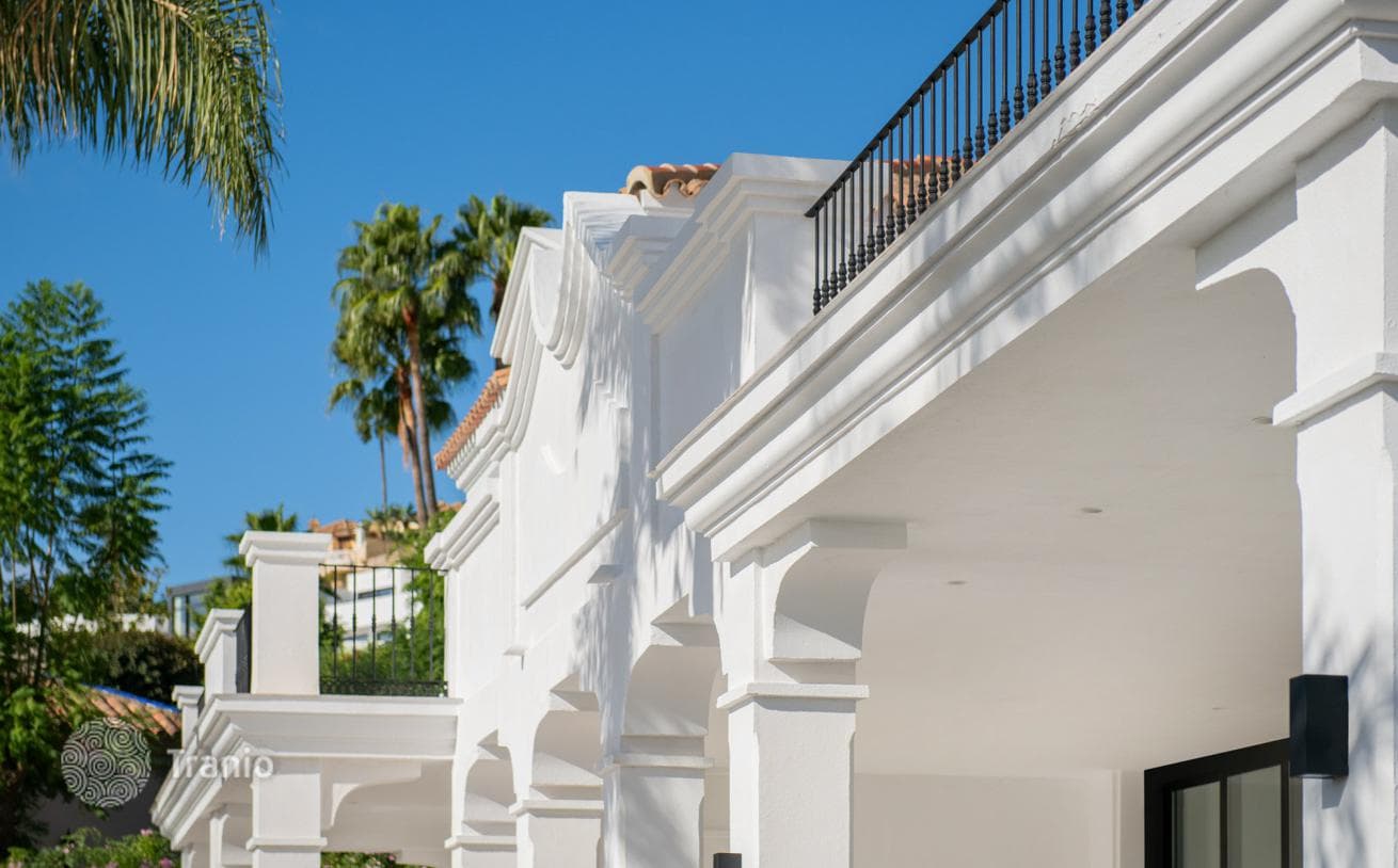 Вилла на продажу в Altos del Paraiso, Бенахавис