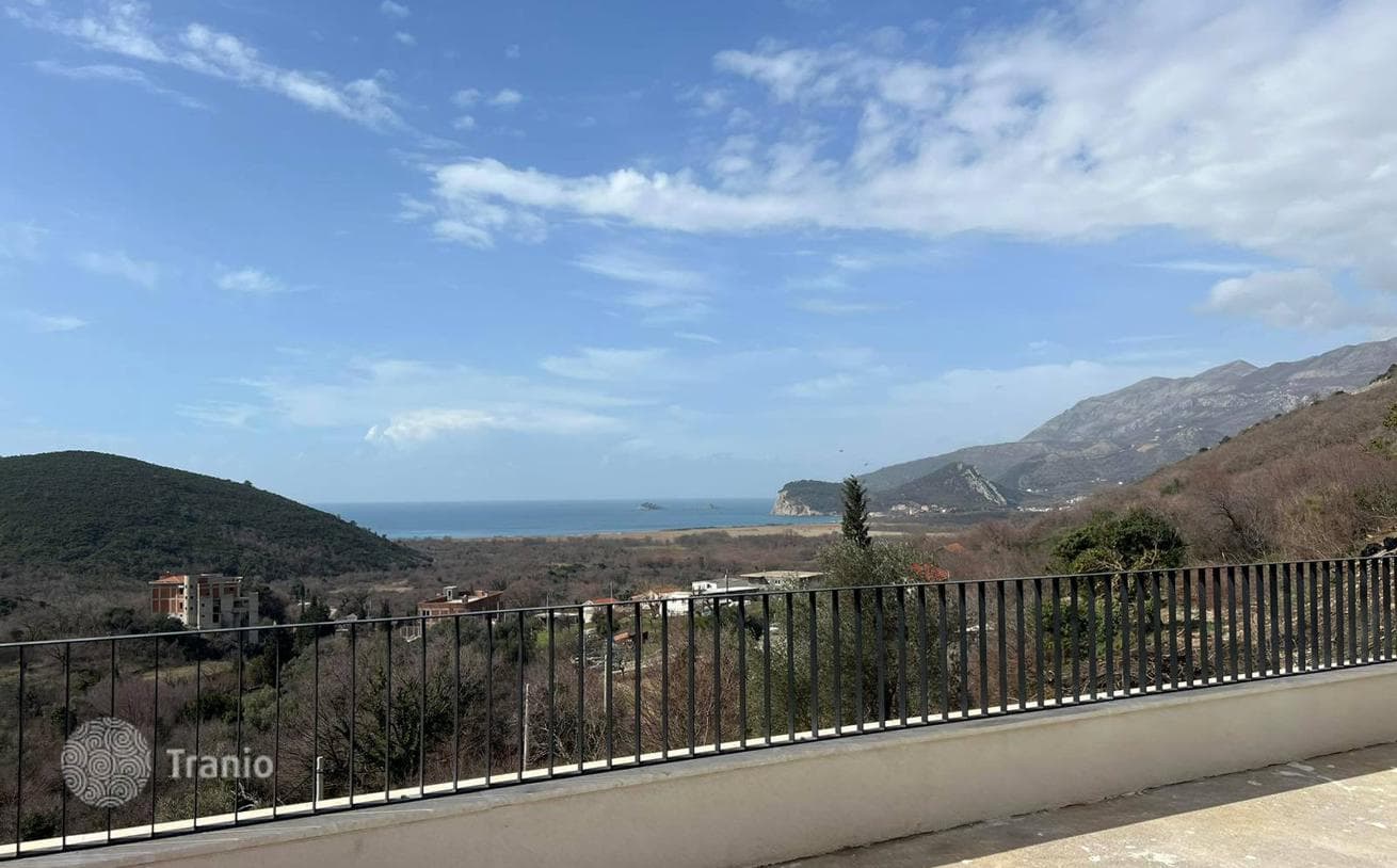 3-Bedroom Villa with Roof Terrace in Budva, photo 4