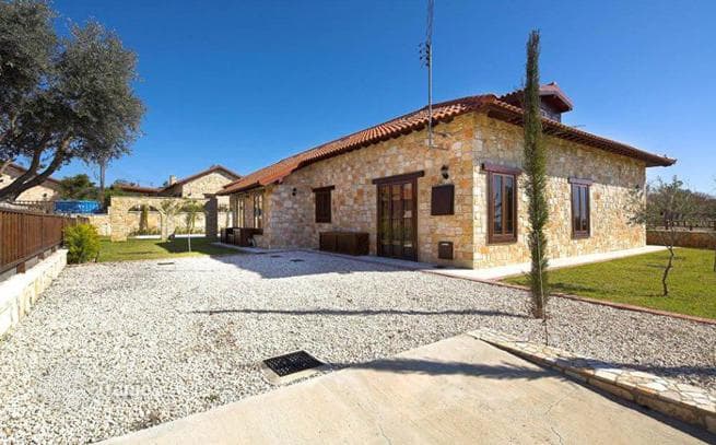 3-Bedroom Bungalow with Private Pool in a Green Area, photo 3