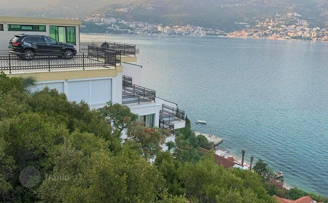 1-Bedroom Apartment with Sea View in Njivice, Herceg Novi, photo 3