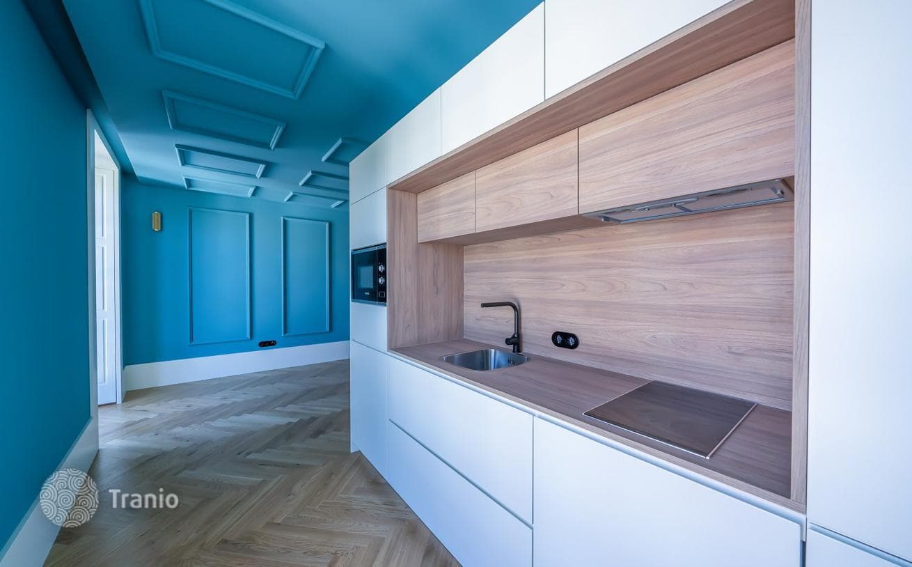 Apartment with Square View in Historic Building, Porto, photo 5