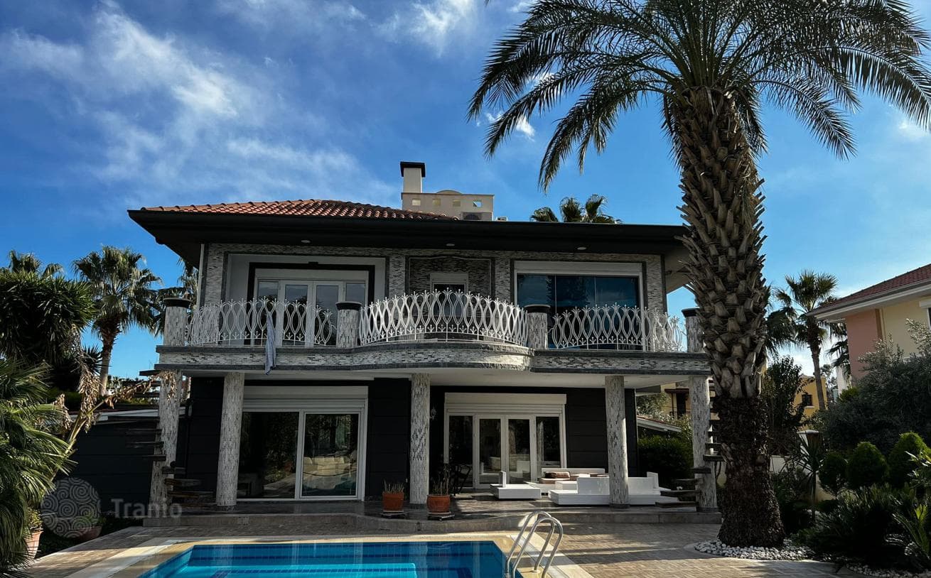 4-Bedroom Villa with Private Pool in Camyuva, Kemer