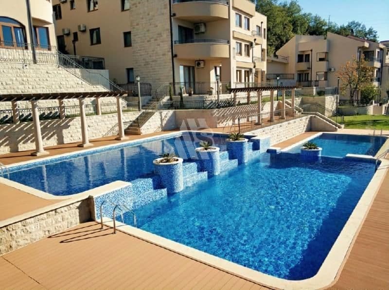 Апартаменты в Херцег-Нови, Черногория, 142 м²