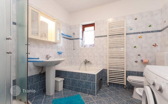 House with 3 Apartments and Commercial Space in Verudela, Pula, photo 2