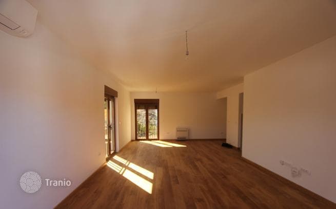 Apartment with Shared Pool 100 m from the Sea in Tivat