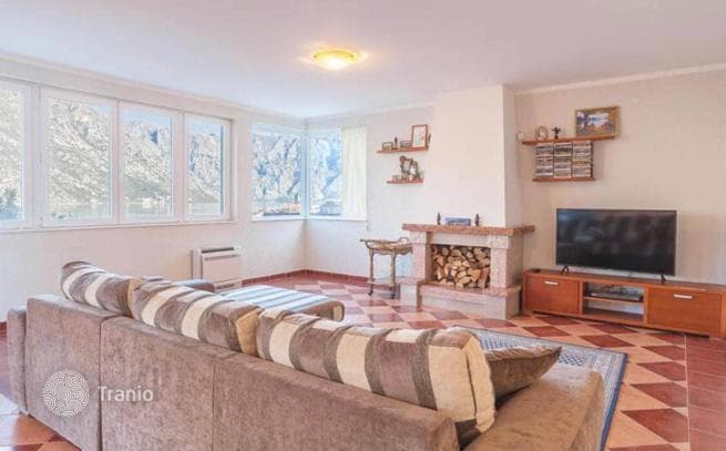 3-Bedroom Apartment 100 m from the Sea in Stoliv, Kotor