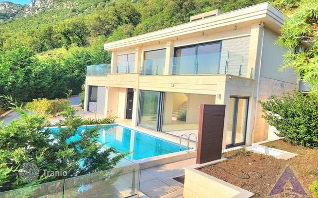 2-Bedroom Villa with Private Pool in Bijela, Montenegro, photo 3