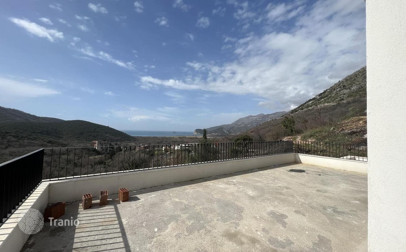 3-Bedroom Villa with Roof Terrace in Budva, photo 3