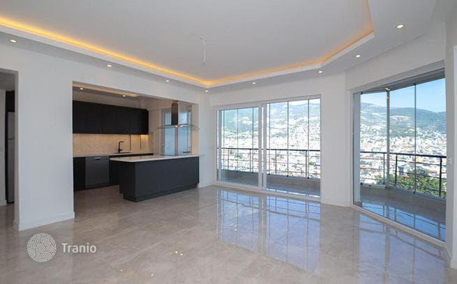 3-Bedroom Apartment with Balconies 700 m from the Beach in Kestel, Alanya