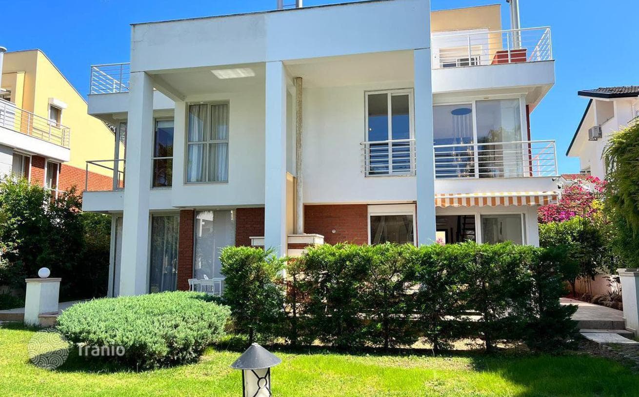 3-Bedroom Villa 650 m from the Beach in Kemer