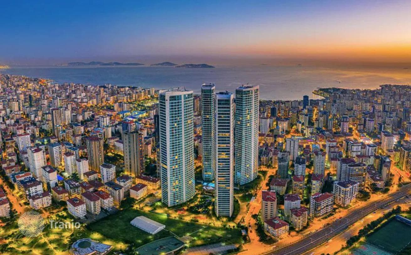 1-Bedroom Apartment with 2 Bathrooms in Kadikoy