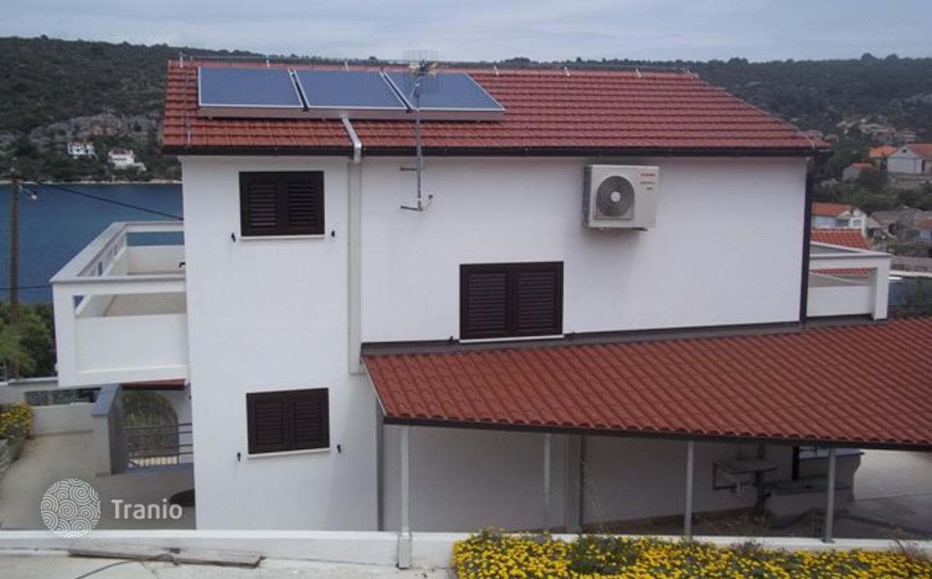 Furnished 3-Bedroom House 80 m from the Sea in Trogir