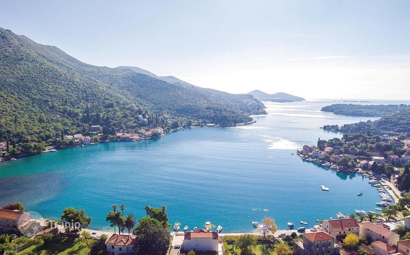 907 m² Land Plot 100 m from the Sea in Zaton, Croatia