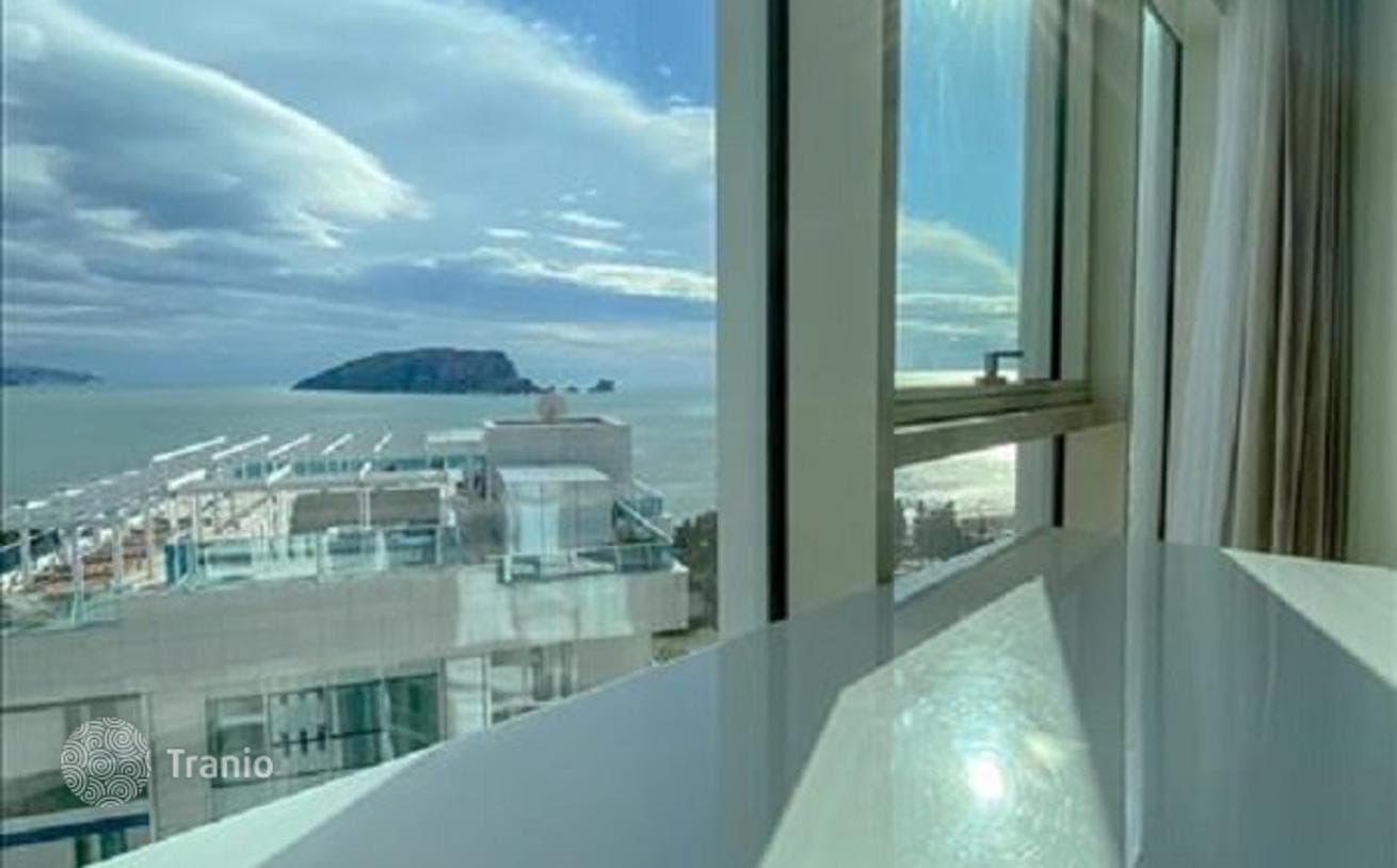 2-Bedroom Apartment with Sea View Terrace in Budva, photo 4