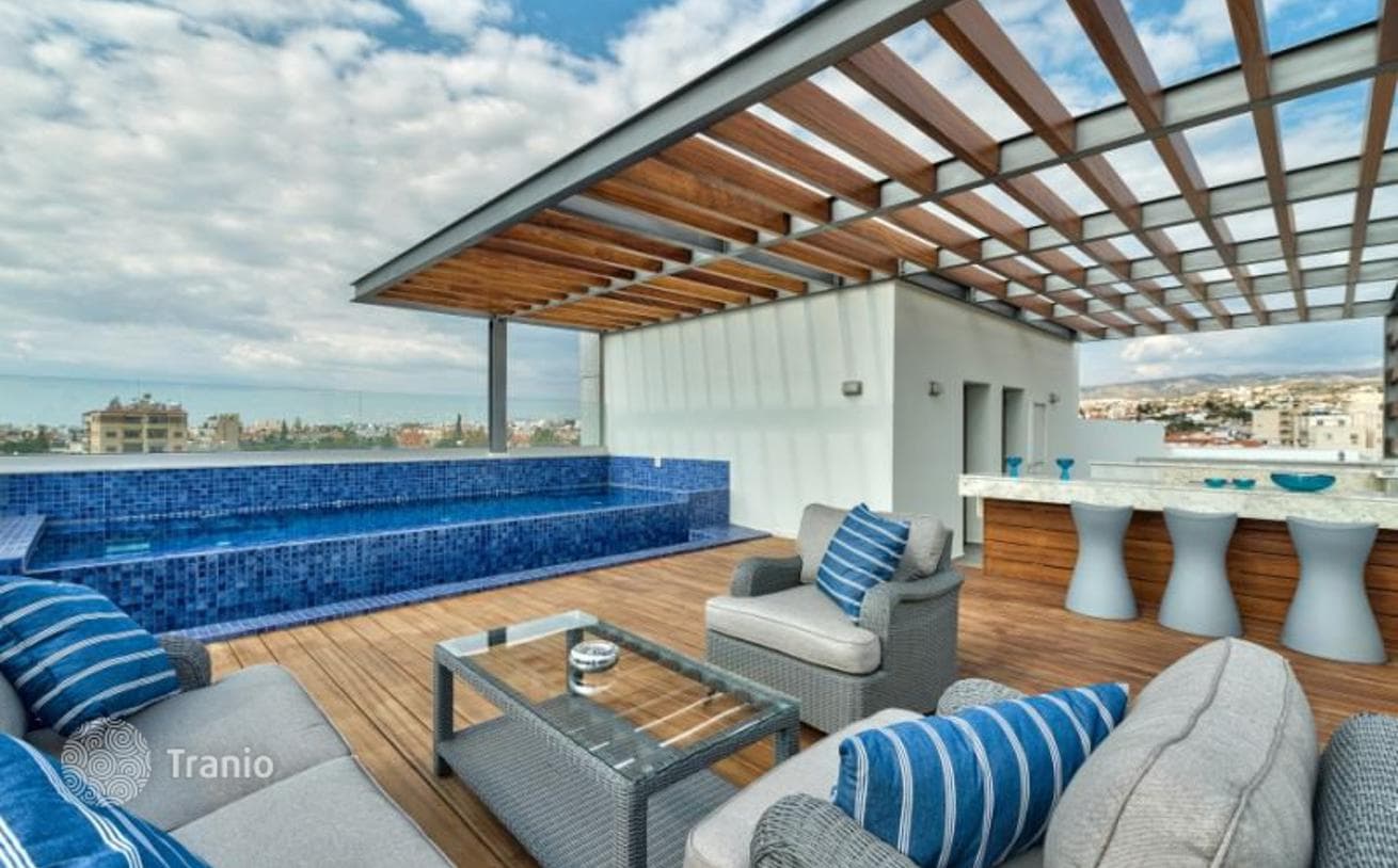 Penthouse with Roof Terrace, Pool and Hot Tub in Limassol