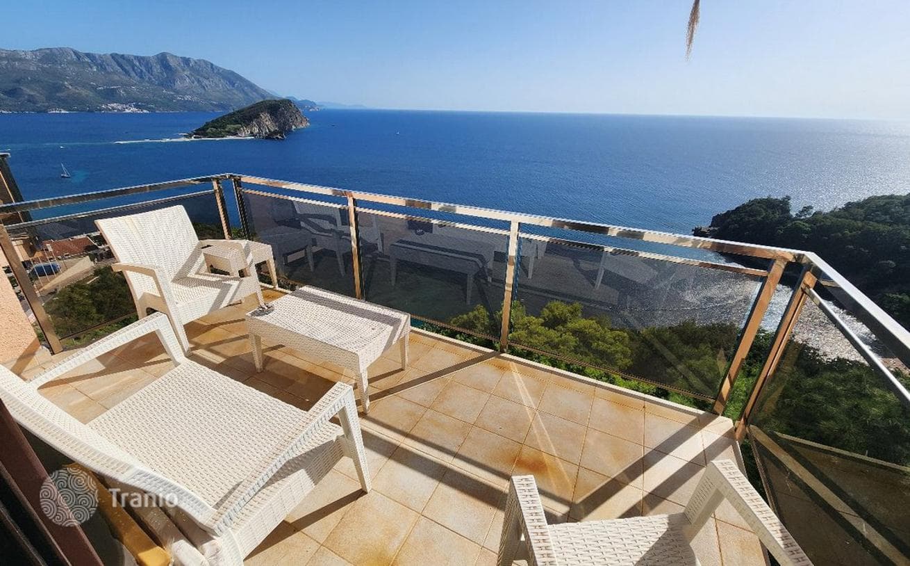 1-Bedroom Apartment with Sea View in Budva, photo 3