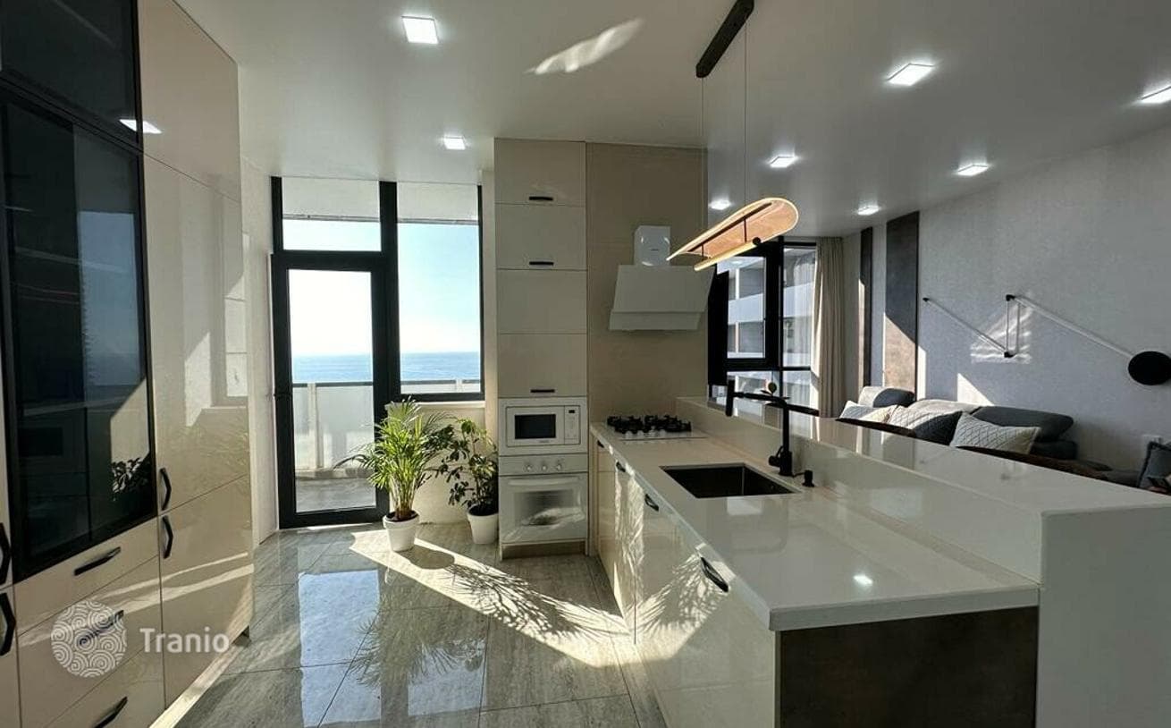 2-Bedroom Apartment 200 m from the Beach in Batumi