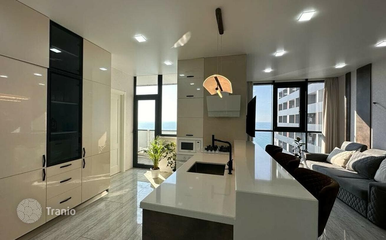 2-Bedroom Apartment 200 m from the Beach in Batumi, photo 3