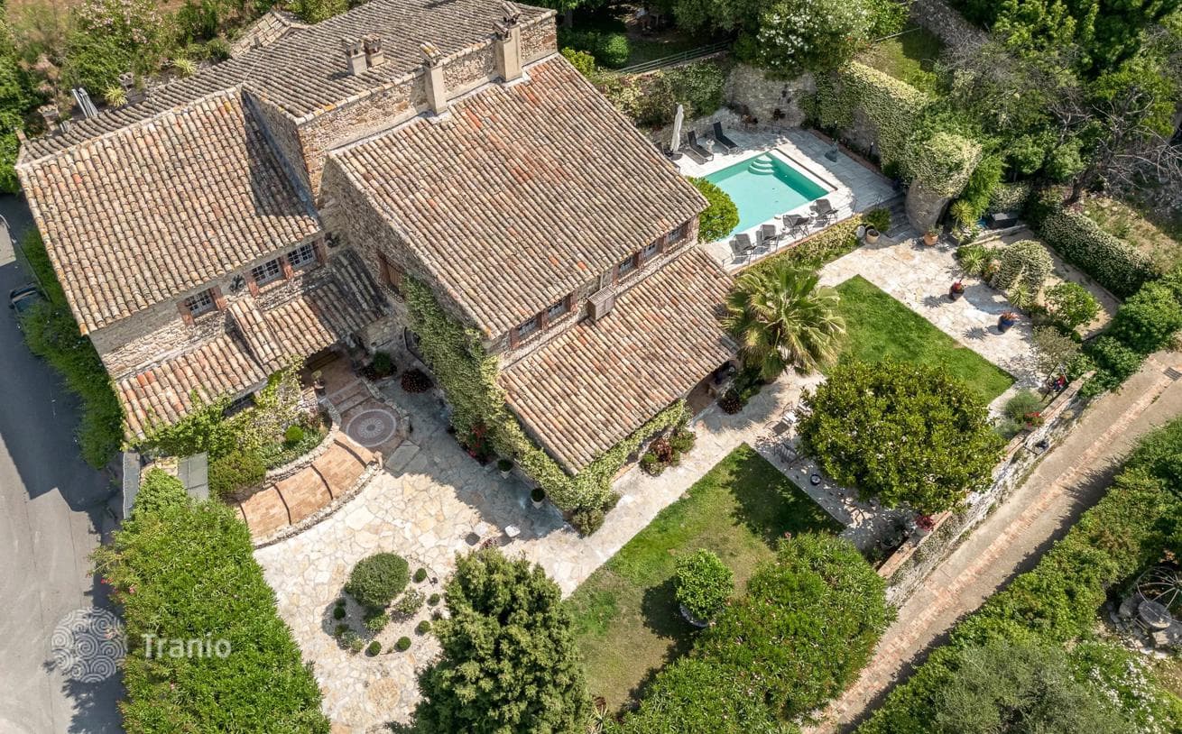 9-Bedroom House with Private Pool in Biot