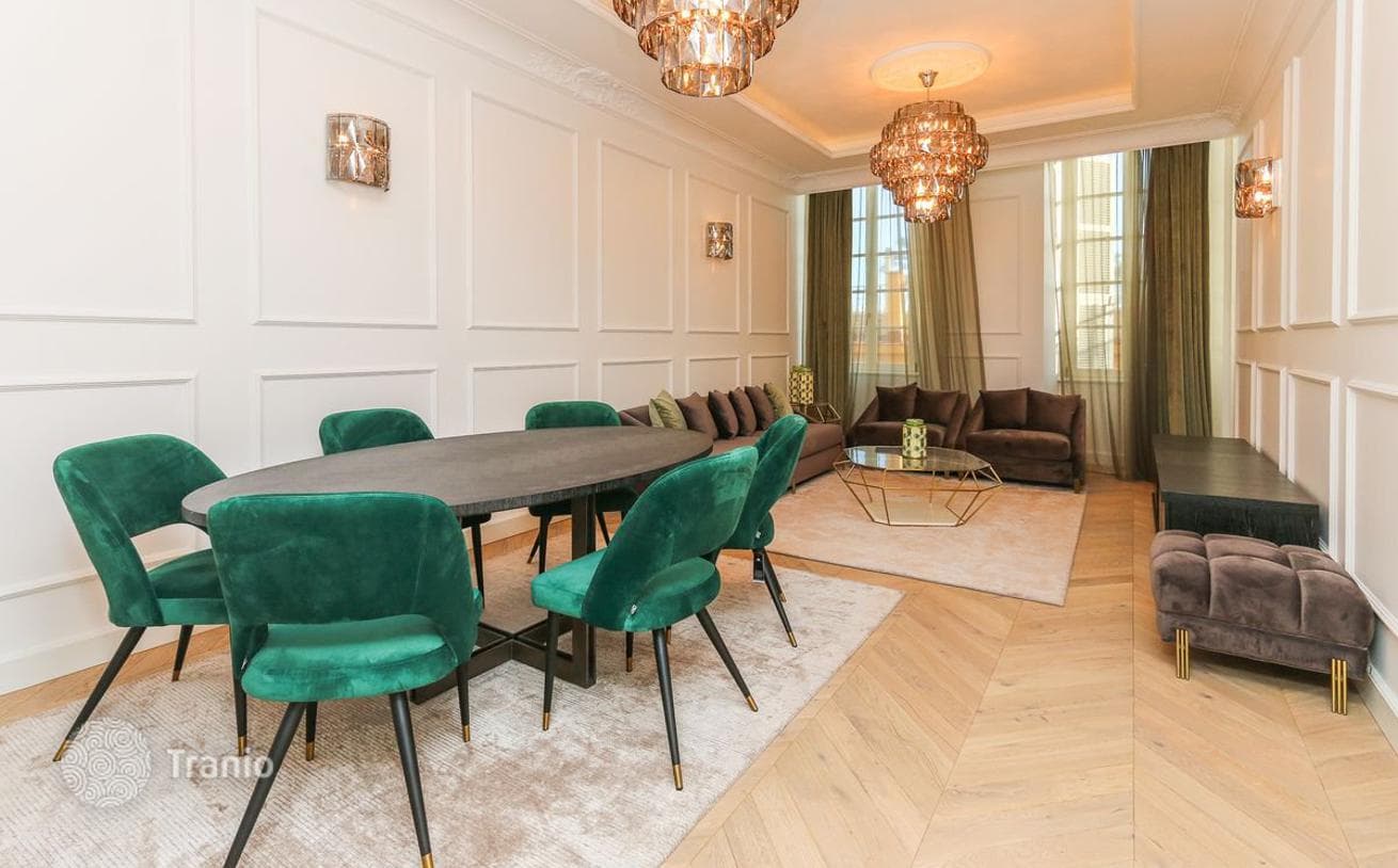 3-Bedroom Apartment with High Ceilings in Nice City Center