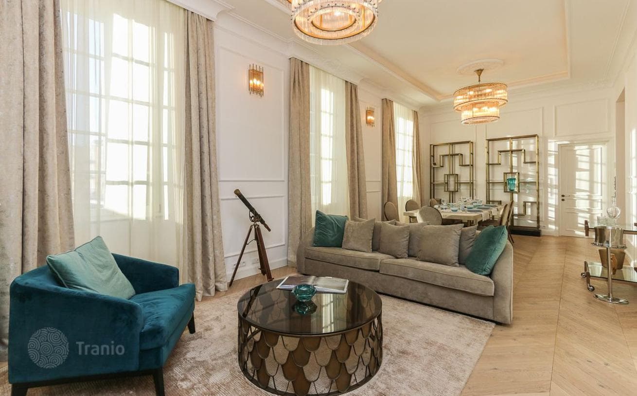2-Bedroom Apartment with High Ceilings in Nice