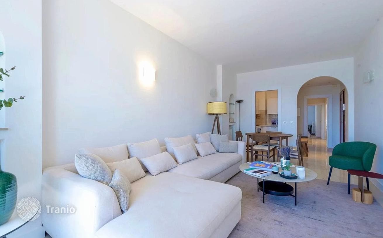 2-Bedroom Apartment with Sea View on the Promenade des Anglais, Nice