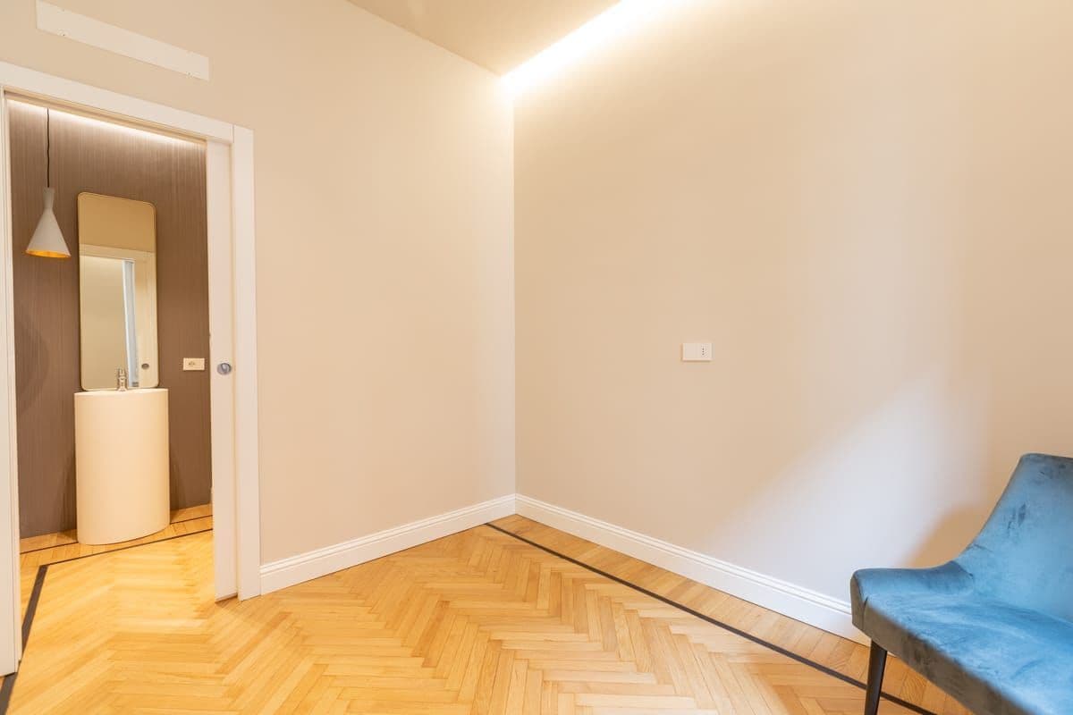 2-Bedroom Apartment in Milan, photo 2