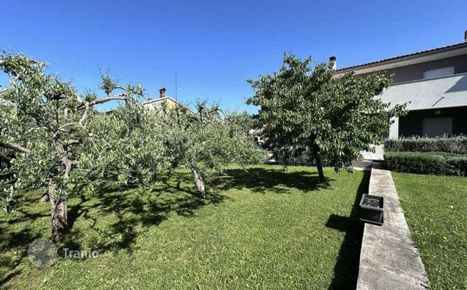 House with Permission for 4-Unit Development in Valun, photo 2