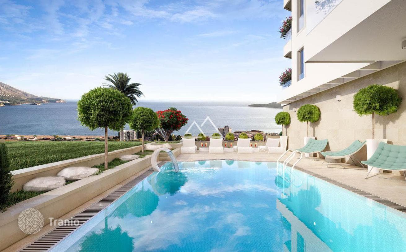 3-Bedroom Apartment with Pool and Spa in Becici, photo 3