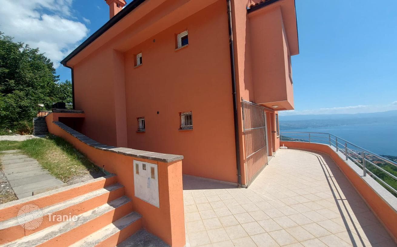 2-Bedroom Apartment with Panoramic Views in Opatija, photo 2